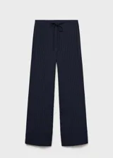 Pantalón de vestir azul marino con finas rayas verticales blancas, corte recto, tiro medio, lazo a la cintura y cierre de gancho y cremallera.