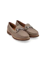 Mocasín de cuero negro con detalle de hebilla metálica plateada.