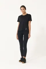 Remera deportiva negra de tejido dry con recortes laterales y trasero, suave al tacto para mayor comodidad durante el entrenamiento.