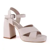 Sandalias de vestir color oro rosa, con plataforma y tacón cuadrado. Presentan tiras cruzadas en el empeine y pulsera con hebilla al tobillo.