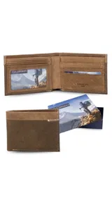 Billetera de cuero color marrón con una faja horizontal combinada en un tono más oscuro y detalle de costura en zigzag. El interior cuenta con doble compartimento para billetes, un visor transparente para identificación, múltiples tarjeteros y bolsillos adicionales.