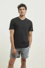 Remera celeste de algodón con escote en V y logo de ancla en relieve.