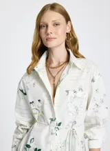 Camisa de manga larga con estampado floral y de texto, con cuello clásico, cierre frontal con botones y lazo ajustable en la cintura.