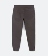 Pantalón jogger negro liso, con cintura elástica ajustable con cordón y bolsillos laterales.