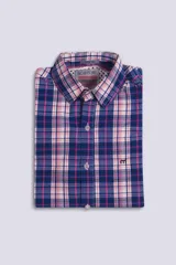 Camisa de manga corta con estampado a cuadros en tonos de azul y blanco, corte slim fit. Tiene cuello abotonado, bolsillo en el pecho con logo bordado y cierre frontal con botones.