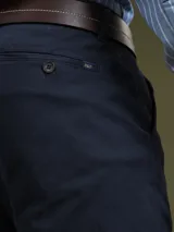 Pantalón de vestir azul marino, de corte slim fit, con bolsillos laterales y traseros.