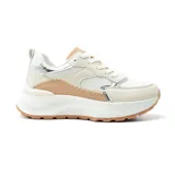 Championes urbanos color beige con detalles plateados y suela chunky.