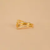 Anillo dorado con diseño de doble V invertida, con incrustaciones de circonias. Fabricado en oro 9k.