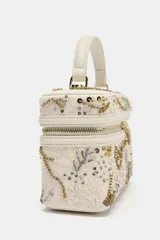 Bolso rígido color blanco con apliques de lentejuelas y cuentas doradas y plateadas. Tiene asa de mano y asa de cadena extraíble para usar como bandolera. Cierre con cremallera.