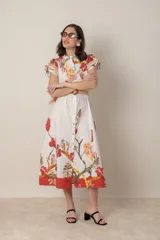 Vestido camisero midi de algodón color natural con estampado floral, de corte recto, con cuello mao, mangas cortas con volados, cinturón de soga y bolsillos laterales.