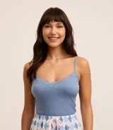 Blusa de pijama celeste de bretel fino con regulador y encaje en el escote.