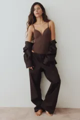 Body colaless color marrón con efecto push-up, leve efecto moldeador en la cintura, breteles ajustables y copas acolchadas sin aros.