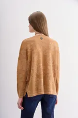 Sweater color ocre con diseño floral en jacquard y lurex a tono, escote redondo y mangas largas.