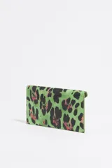 Monedero tipo sobre de Bimba y Lola con estampado animal print en tonos verde, negro y rosa.