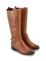 Bota de cuero negro de caña alta con panel trasero elastizado, taco medio y hebilla decorativa.