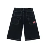 Bermuda negra de denim con corte ancho y bolsillos traseros.