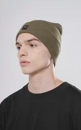 Gorro de lana color verde militar, con logo de la marca en etiqueta negra cosida en el frente.