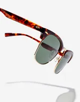 Gafas de sol unisex con montura carey y lentes verdes.