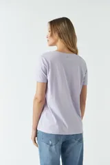 Remera básica lila de algodón con cuello redondo y mangas cortas.