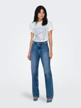 Remera blanca de algodón con estampa de una cámara Polaroid y la frase "instant love".