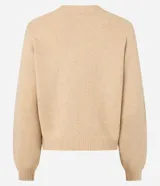 Cardigan de punto color beige, con cuello redondo, cierre frontal de botones, mangas largas con puños acanalados y bordado floral en las mangas y el frente.