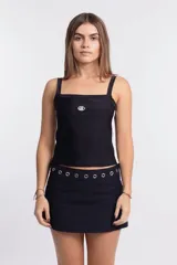 Musculosa negra con tirantes finos y logo estampado en el pecho.