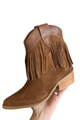 Bota corta de cuero color marrón con flecos en la caña, taco de 5.5 cm y caña de 17 cm.