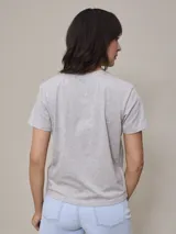 Remera negra de cuello redondo y manga corta con logo pequeño bordado en el pecho.