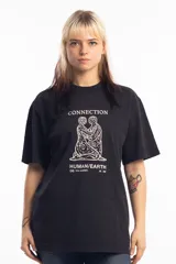 Remera unisex color beige con estampado frontal de dos figuras humanas entrelazadas y texto "Connection Human/Earth".