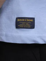 Remera celeste de algodón con cuello redondo y estampado de dos pomos de pintura con la inscripción "Benn & Thoms, More Archive".