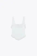 Top blanco de breteles con escote recto y volantes.