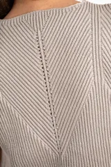 Chaleco de punto color gris topo, con escote en V, cierre frontal con botones de madera y diseño acanalado.