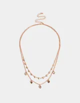 Collar corto multicadena bañado en oro rosa, con corazones y strass, con cierre de mosquetón.