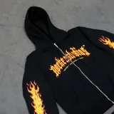 Campera negra con cierre metalizado, estampas en mangas y pecho.