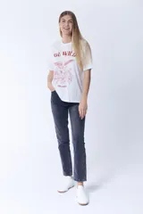 Pantalón jean de corte recto clásico, color negro lavado, con tiro medio y bolsillos delanteros y traseros.