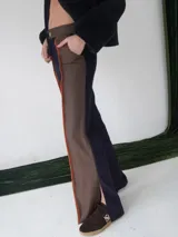 Pantalón de paño combinado con tira de cuero.