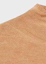 Jersey de punto fino color tostado, con cuello perkins y diseño entallado.