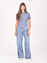 Remera negra de manga corta con cuello redondo y un estampado frontal grande con el número "89" en un patrón de cuadros grises y blancos. Debajo del número se lee "THE CREW EST. 2014".