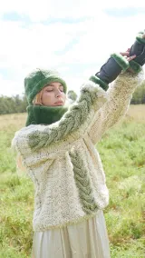 Sweater tejido a mano en Uruguay con lana merino color crudo y detalles en verde.