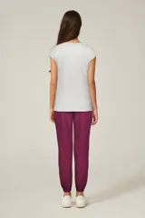 Pantalón de jogging violeta con cintura elástica y puños ajustados.