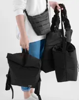 Mochila acolchada color ladrillo con cierre superior enrollable, correas ajustables y logo estampado en blanco.