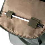 Bolso matero verde de poliéster con diseño acolchado. Tiene acceso con cierre doble, múltiples bolsillos internos y externos, compartimentos para notebook y matero, asas fijas, correa regulable y herrajes plateados.
