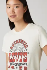 Remera de algodón color crema con estampado rojo del logo de Levi's y la leyenda 'Authentic Copper Riveted 1873'.