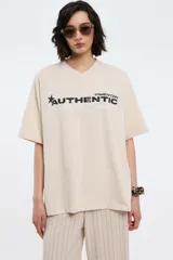 Remera color beige con cuello en V y estampado con la palabra 'Authentic' y una estrella.