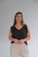 Musculosa negra de lino italiano, con escote en V y volados en las mangas.