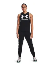 Musculosa deportiva Under Armour negra con logo blanco estampado en el pecho.