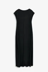 Vestido largo negro de tejido fluido, con cuello redondo y mangas cortas con dobladillo.