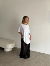 Pollera larga de encaje negro, con forro interior que deja ver la transparencia del encaje.