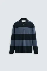 Polo relaxed fit de punto tejido en hilatura de algodón. Cuello solapa con cierre frontal de botonadura. Manga larga. Acabados en rib.