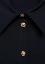 Vestido camisero midi color azul marino, con cuello camisero, mangas largas con puños abotonados y cierre frontal con botones dorados.